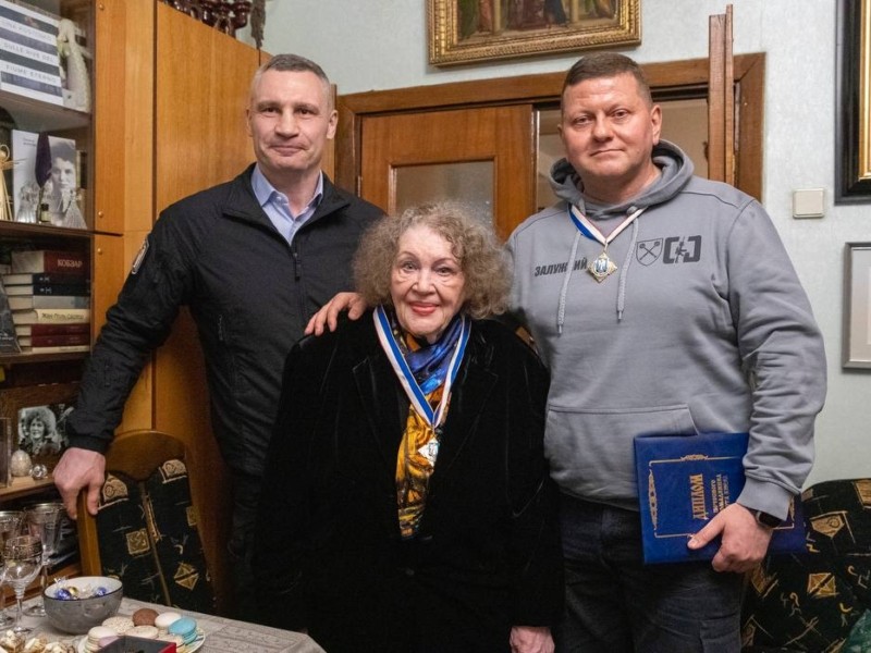 Генерал Залужний та поетеса Ліна Костенко стали Почесними  громадянами  Києва
