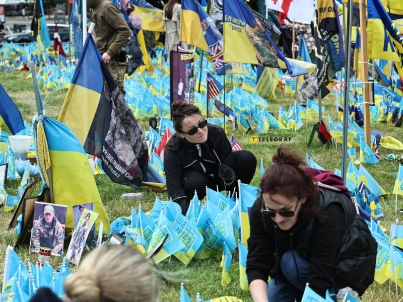 На Майдані Незалежності впорядкувати простір з прапорцями на честь загиблих українських воїнів
