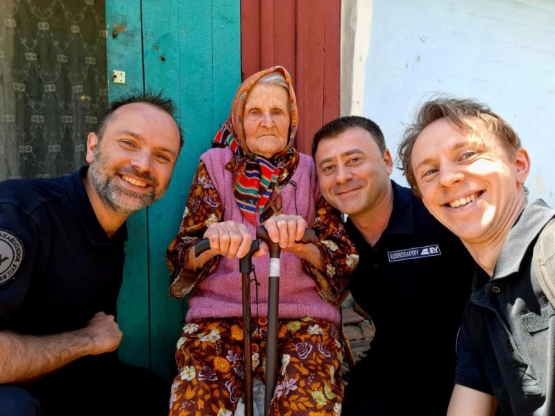 98-річна бабуся, яка пішки пройшла близько 10 км з окупованої території, стала почесною начальницею поїзда