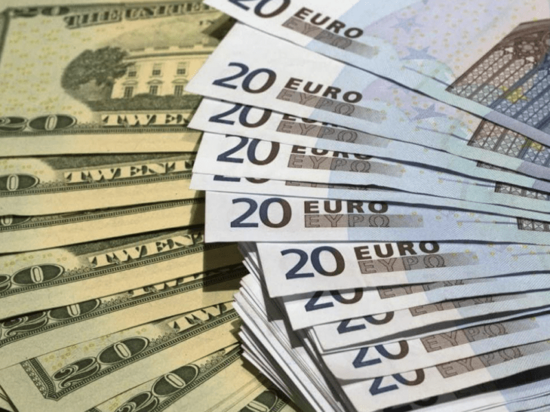 Курс у столичних обмінниках: де зараз вигідно придбати долари та євро