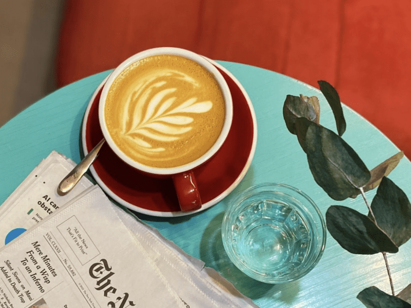 Насолодіться кавою за книжкою: киян запрошують у кафе-книгарню «Bookeria»