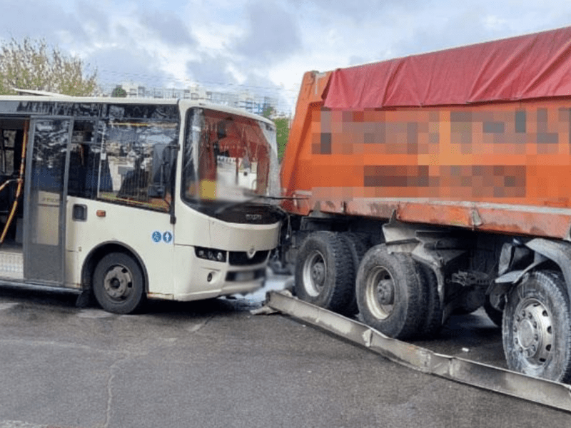 Маршрутка та вантажівка зіткнулися у Києві: семеро людей травмовані