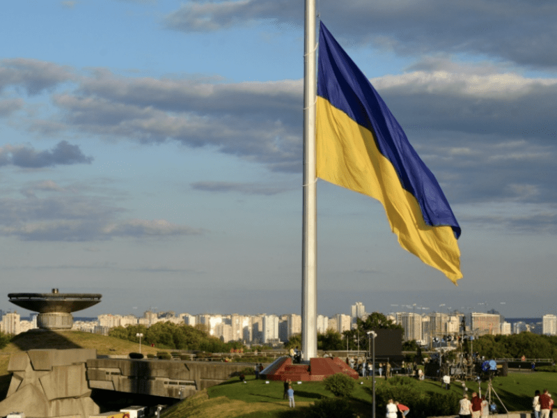 Через прогнозовану негоду у Києві приспустили головний стяг країни