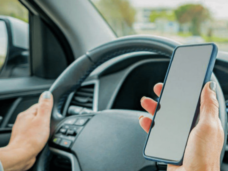 Водіїв закликають не користуватися телефоном за кермом: які штрафи загрожують порушникам