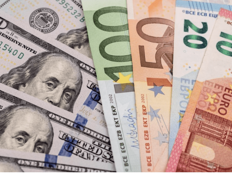 Який зараз курс у столичних обмінниках: де вигідно придбати долари та євро