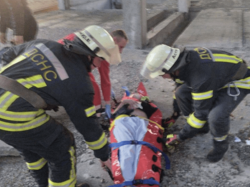 На Київщині 16-річна дівчина гуляла на будівництві та впала з 9 поверху