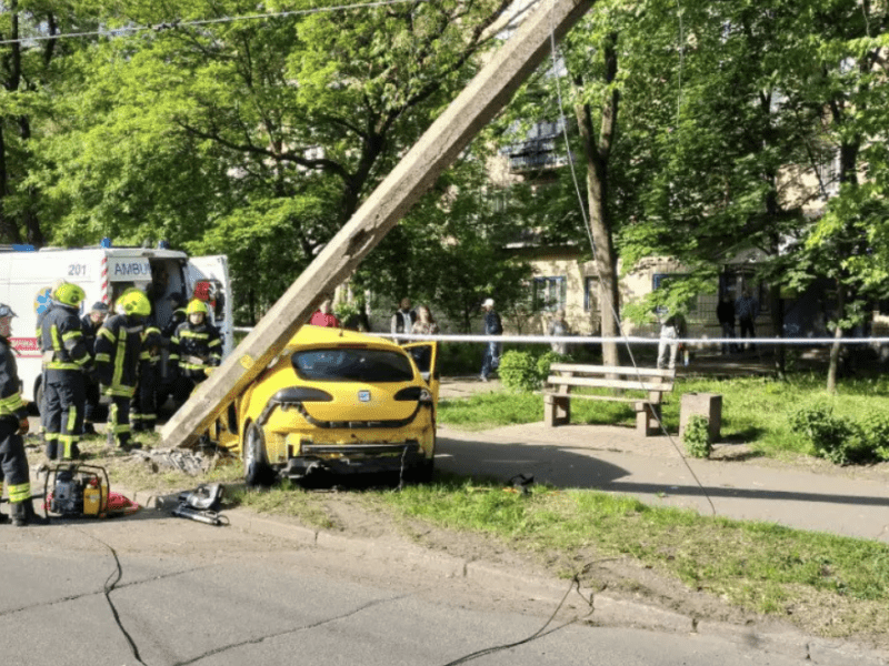 Водій мало не загинув: на Дашкевича автівка знесла електроопору