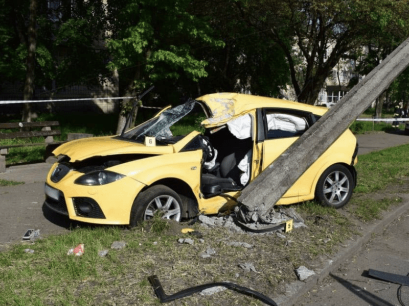 З’явилися подробиці аварії на Дашкевича, де автівка знесла стовп