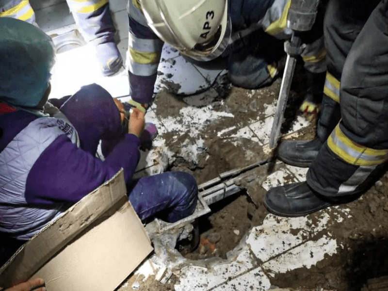 На столичному підприємстві працівниця ногою застрягла у стічній шахті: знадобилась допомога рятувальників
