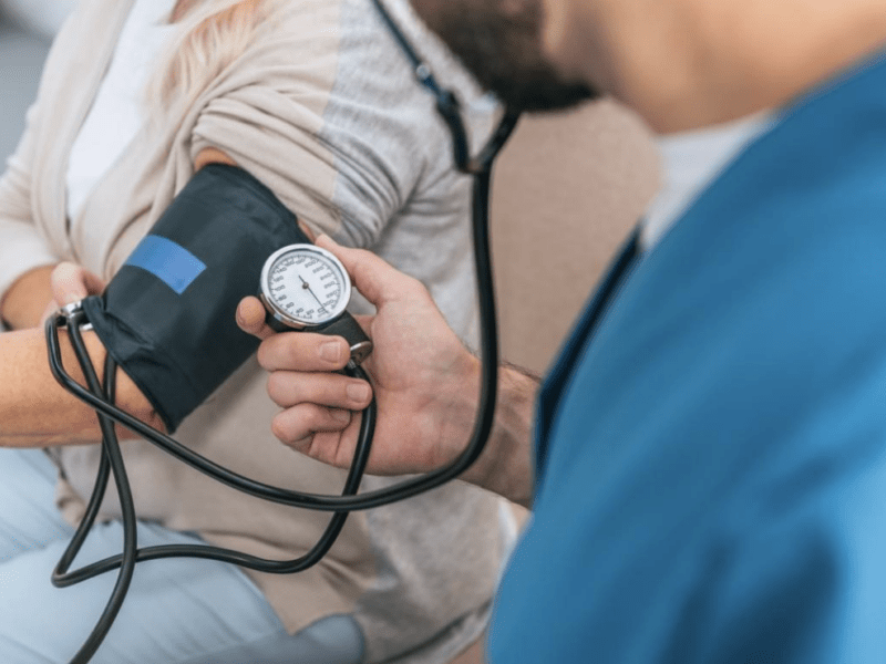Чому важливо контролювати кров’яний тиск: лікарі розповіли, якими мають бути показники