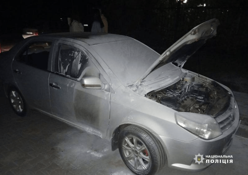 Образився та помстився: у Києві чоловік підпалив автівку вчительки свого сина