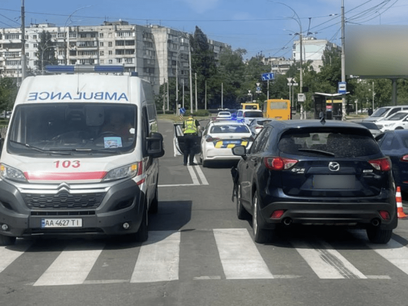 Автівка патрульних потрапила у ДТП у Києві: поліцейських ушпиталили