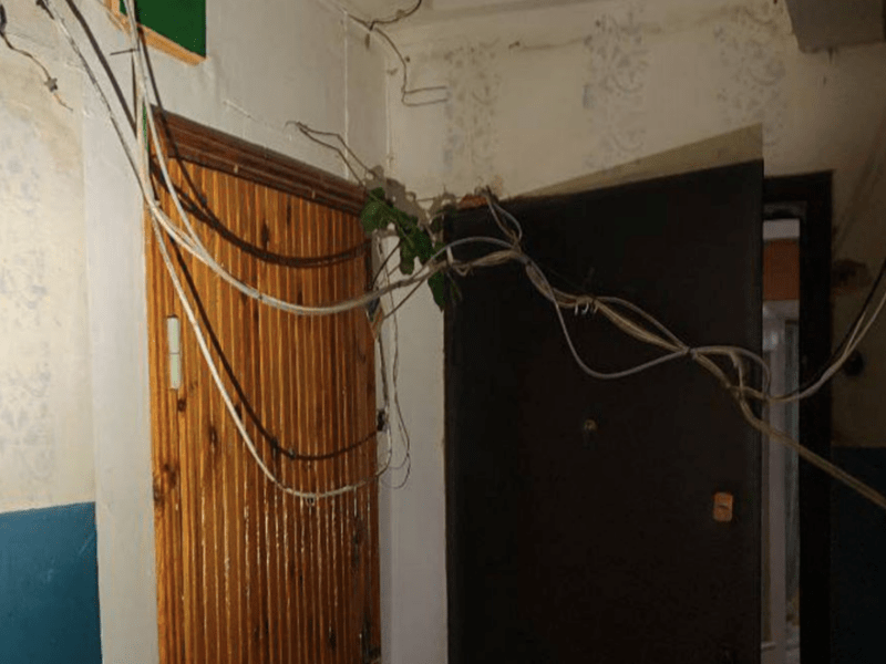 В одному зі столичних будинків чоловік порізав вхідні двері квартири та пошкодив кабелі