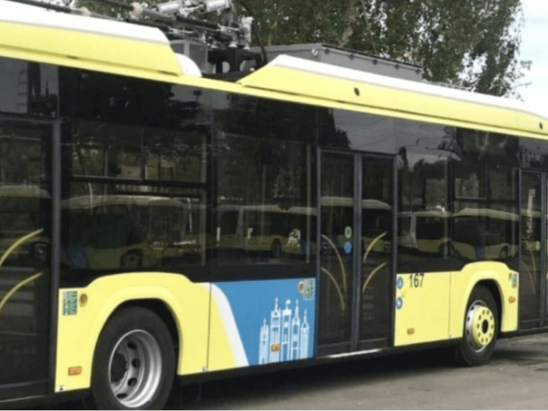 На Сирці через обрив контактної мережі зупинились тролейбуси: розраховуйте час