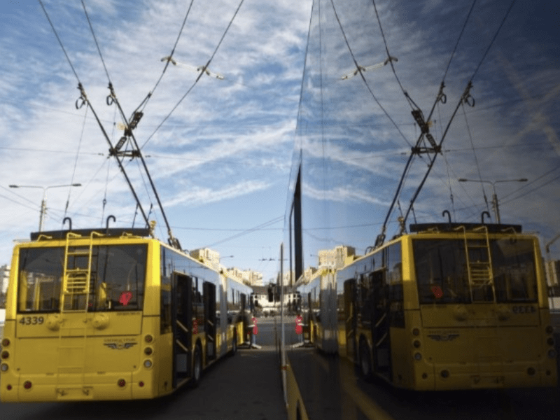 На Севастопольській площі стали тролейбуси: плануйте маршрути