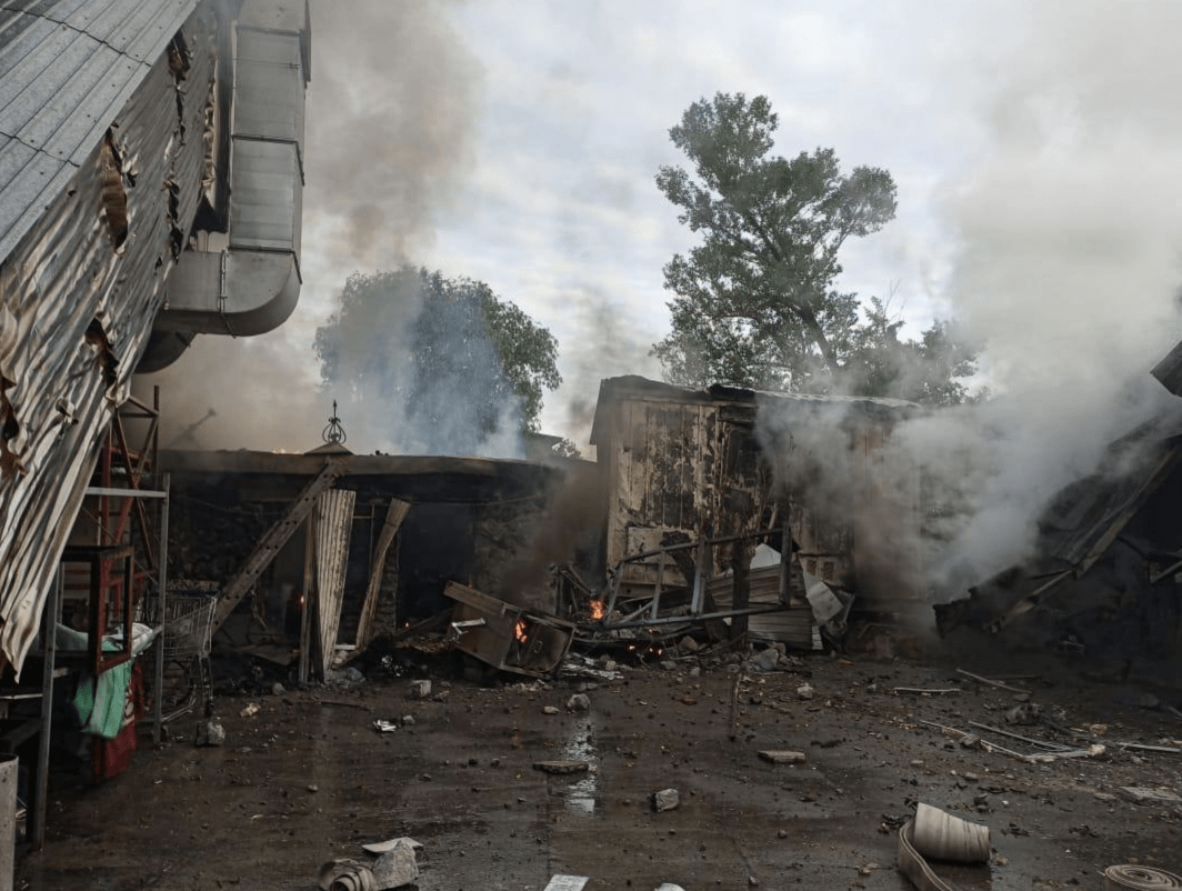 Ранкова атака на Київ: у Голосієві загорілись СТО та склад, пошкоджені автівки
