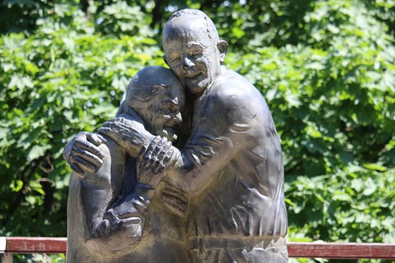 “Історія кохання” у Києві – пам’ятник тим, чиє почуття подолало час, війну і відстань