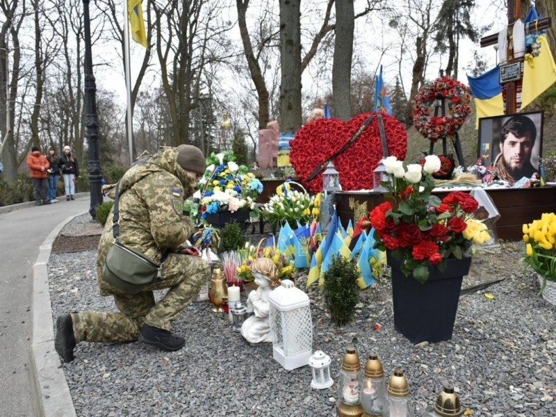 Зірвані пам’ятні таблички та розбиті лампадки: розгромили могили загиблих воїнів Да Вінчі, Джуса та Петриченка