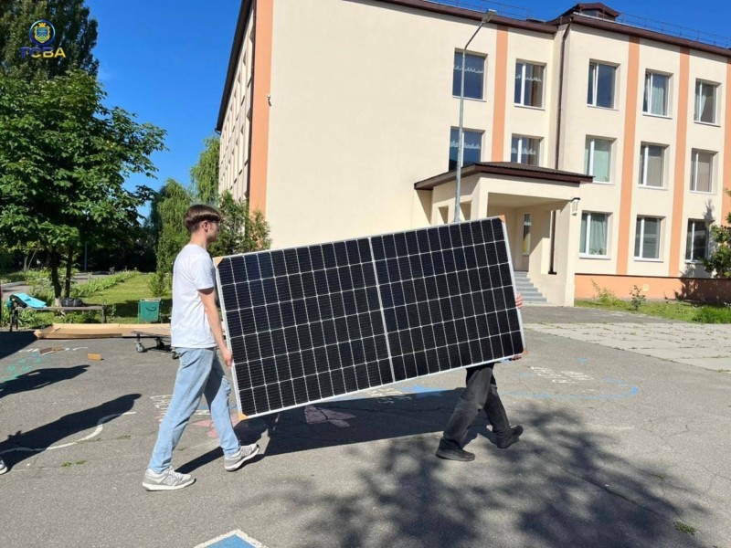 Ліцей в Гостомелі обладнають сонячною електростанцією від благодійників