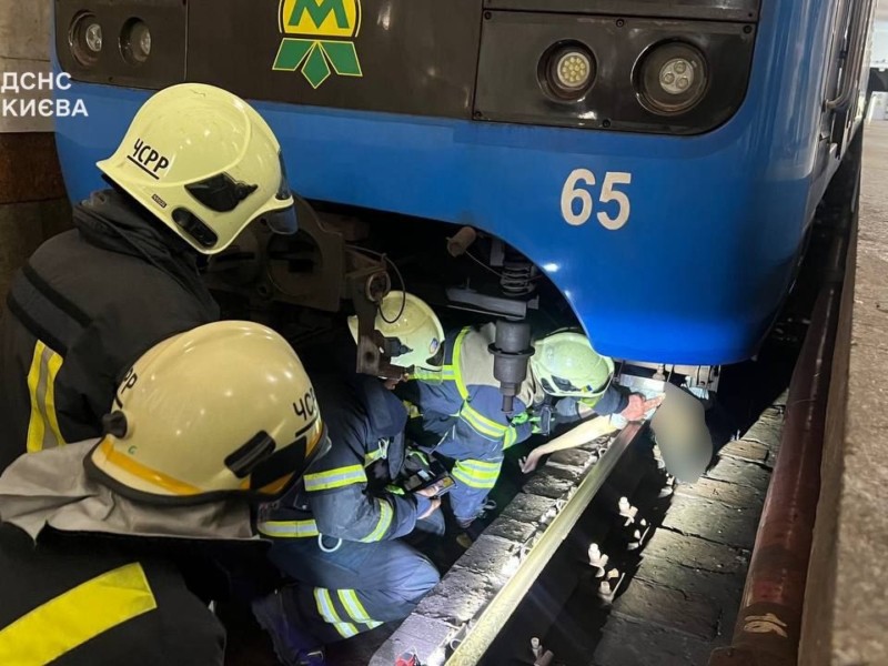 З’явились подробиці і фото падіння пасажирки на колії метро від рятувальників