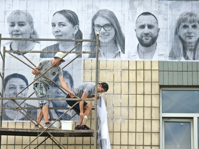 Митець із Франції обклеїв фасад Павлівської лікарні величезними портретами працівників – що відомо