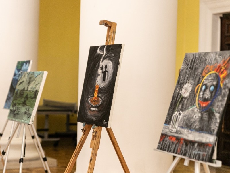 У Києві відкрилась виставка картин, створених ветеранами ЗСУ під час реабілітації в госпіталі
