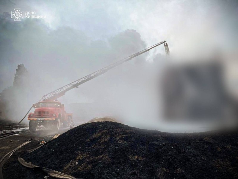 На промисловому підприємстві Київщини загасили пожежу після нічної атаки – рятувальники показали масштаб загоряння