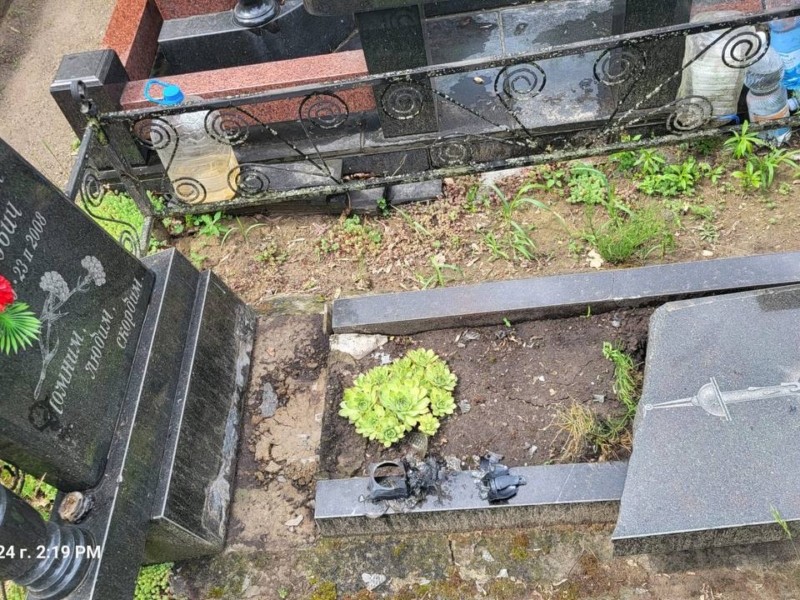 Вандали зруйнували більше десятка пам’ятників на цвинтарі у Броварах