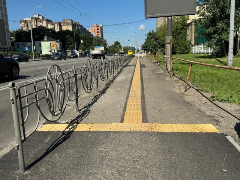 У Голосієві з’явився інклюзивний маршрут від зупинки транспорту до підприємства Українського товариства сліпих