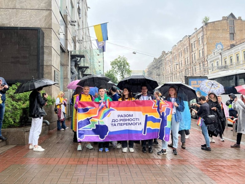 Тривав тільки 10 хвилин: у Києві пройшов “Марш рівності” (фото)