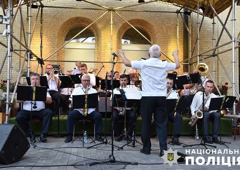 Поліцейський оркестр столиці сьогодні грав для киян в центрі міста