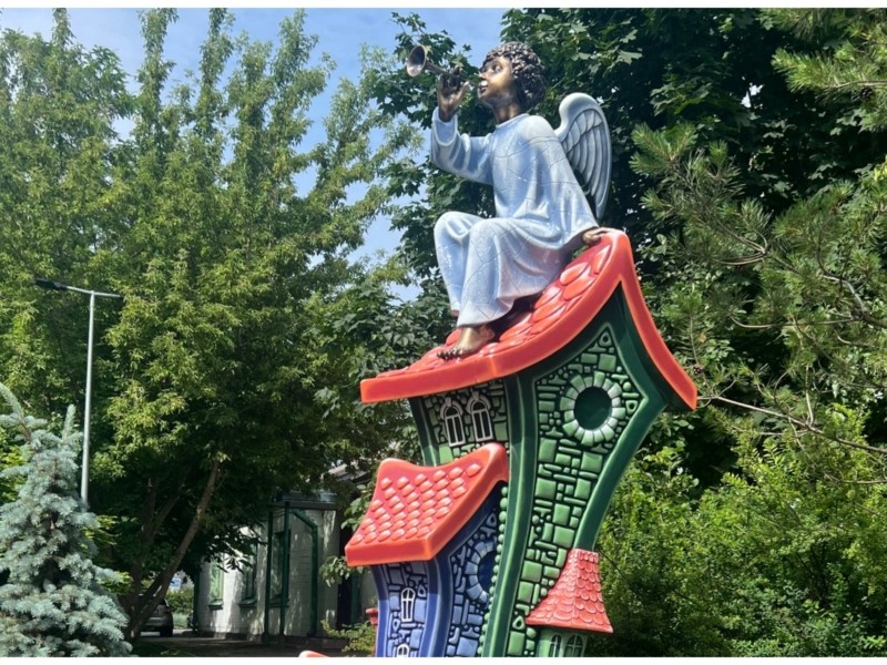 На Пейзажці замість “Дівчинки на подушках” з’явилася нова скульптура