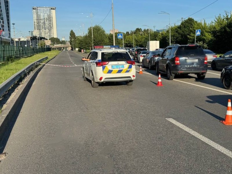 Рух транспорту перекритий на вулиці Борщагівській в обох напрямках – поліція