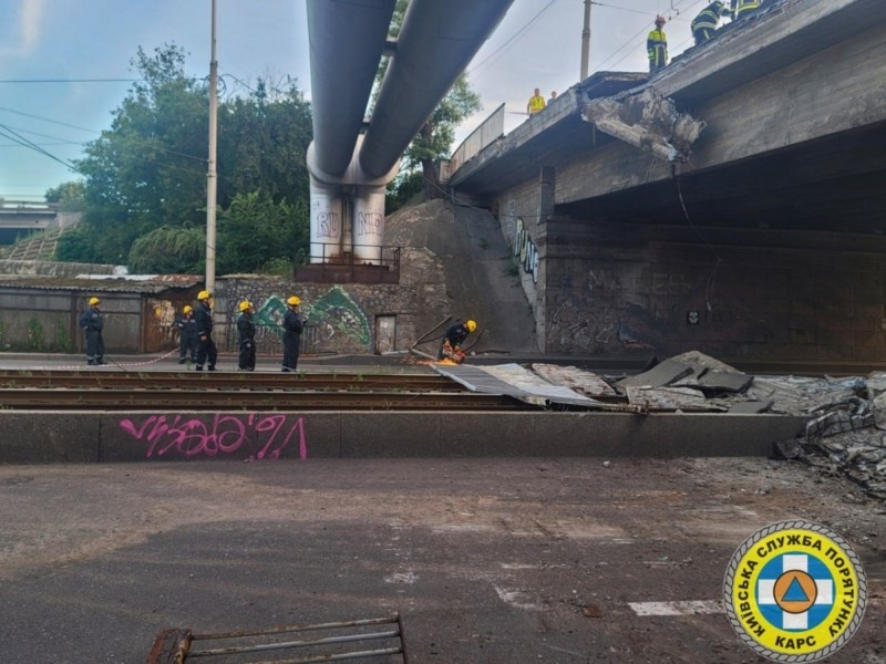 Падіння частини мосту на Жилянській є наслідком порушення державних будівельних норм та недбалості – експертні думки