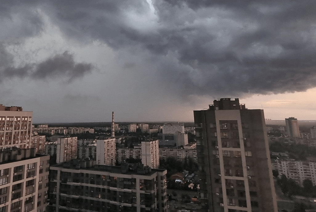 Беріть парасольку: грози та шквали прогнозують сьогодні у Києві