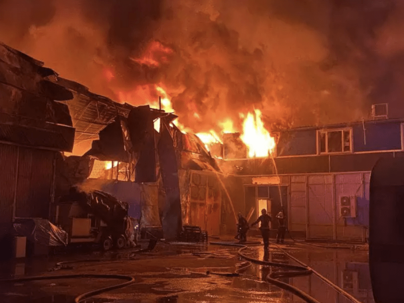 Масштабна пожежа у Києві: на Троєщині зайнявся склад