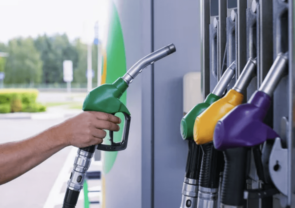 Які сьогодні ціни на бензин у Києві: де вигідніше заправитися