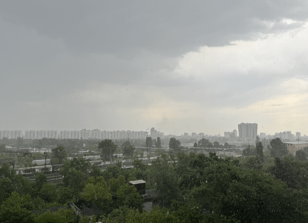 Яка погода чекає киян на початку тижня: грози, град та шквали прогнозують у столиці