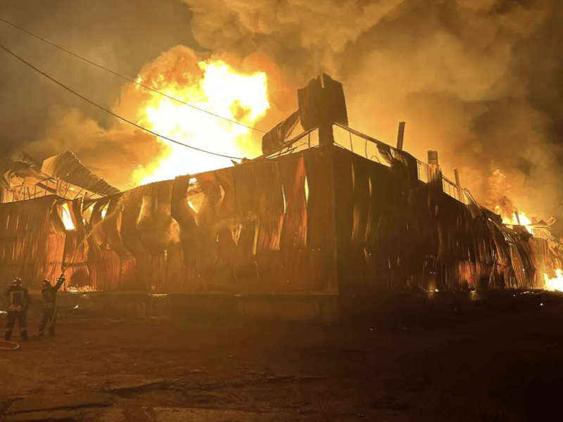 Масштабна пожежа під Києвом: склад з піддонами палав майже чотири години