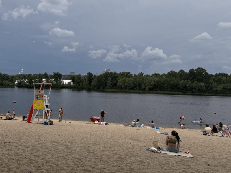 Спека кличе купатися: киянам розповіли, як відпочивати на водоймах безпечно