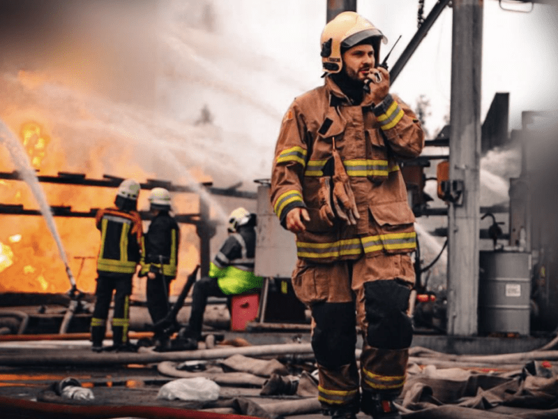 Третій день борються з вогнем: на Київщині триває ліквідація пожежі на підприємстві, яку спричинив ворожій обстріл