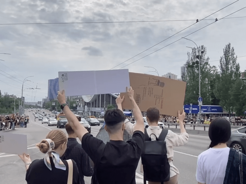 Акція «Free Azov» відбулася на «Звіринецькій»: кияни вимагають звільнити полонених військових