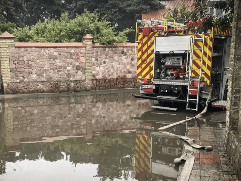 Злива затопила будинки у чотирьох районах Київщини