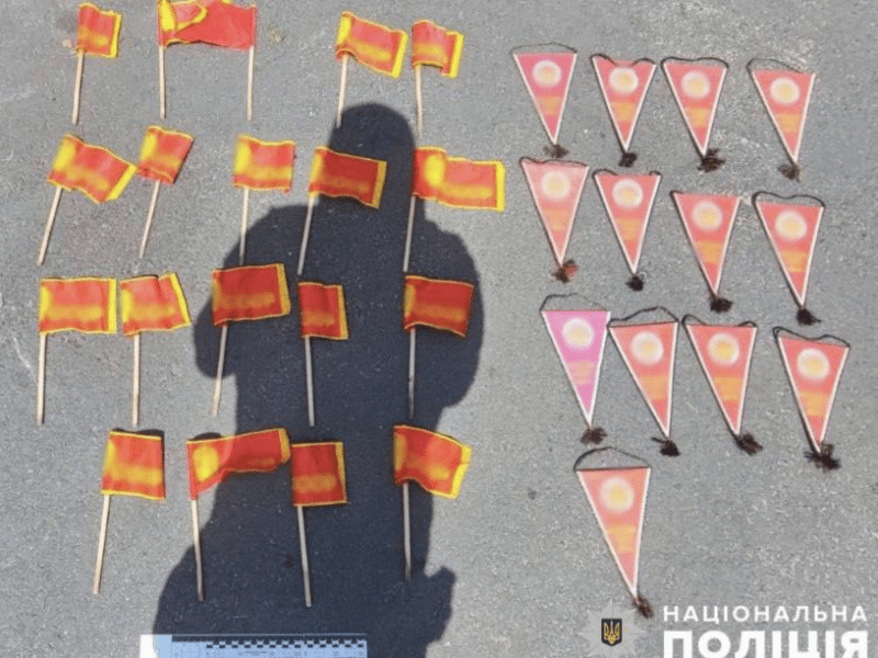 Паркан київської школи «прикрасили» радянськими прапорцями та вимпелами: поліцейські затримали пропагандиста