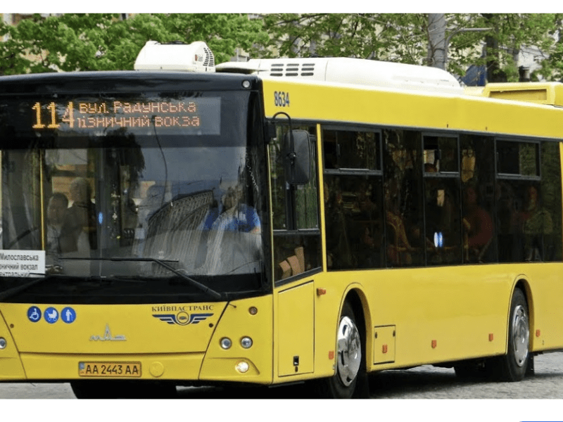У Києві затримується рух автобусів та тролейбусів, які курсують на залізничний вокзал: розраховуйте час