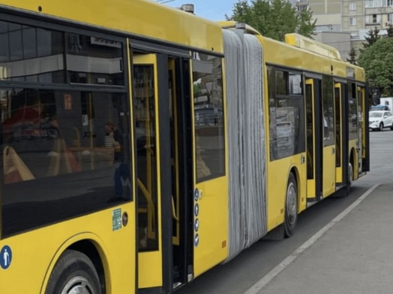 Низка автобусів та тролейбусів змінять маршрути цими вихідними: плануйте поїздки заздалегідь
