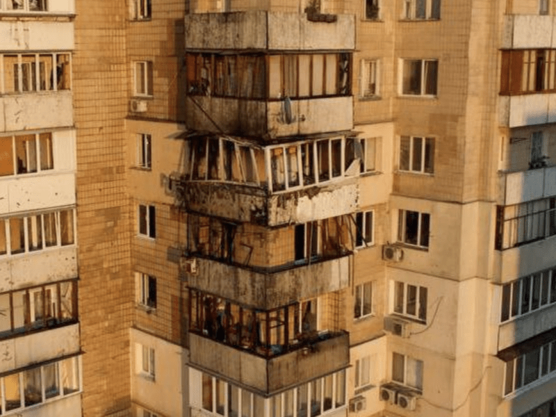 Ворожа атака на Київ: на Оболоні уламки ракети пошкодили багатоповерхівку (оновлено)