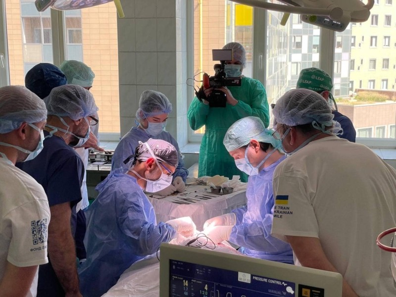 Французькі хірурги разом зі спеціалістами “Охматдиту” тиждень рятували маленьких пацієнтів