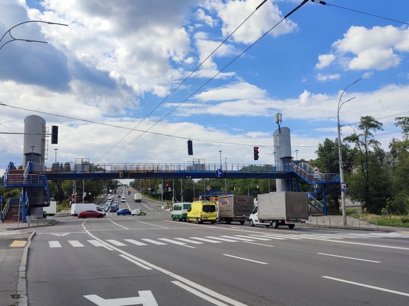 На розі Лобановського та Брожка облаштували інклюзивний наземний перехід