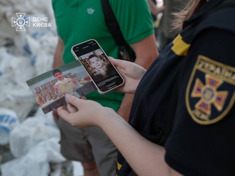 Під завалами будинку на Сирці знайшли фото хлопчика, який загинув з мамою і сестрою